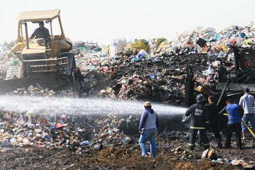 Pepenadores provocan incendio en el tiradero de Neza-Bordo