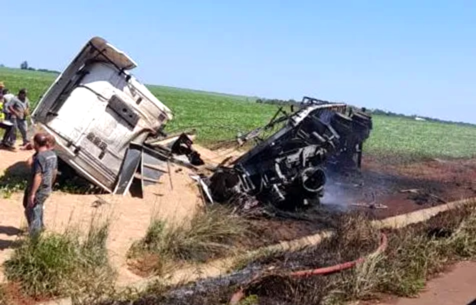 Percance vehicular deja un muerto, una camioneta volcada y otra incendiada en Juchitepec