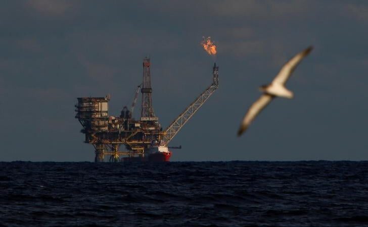 Petróleo a la expectativa ante la baja de tensión en guerra comercial
