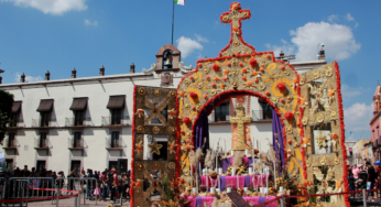 Plaza de Armas se viste de colores y tradición con la ofrenda del Día de Muertos