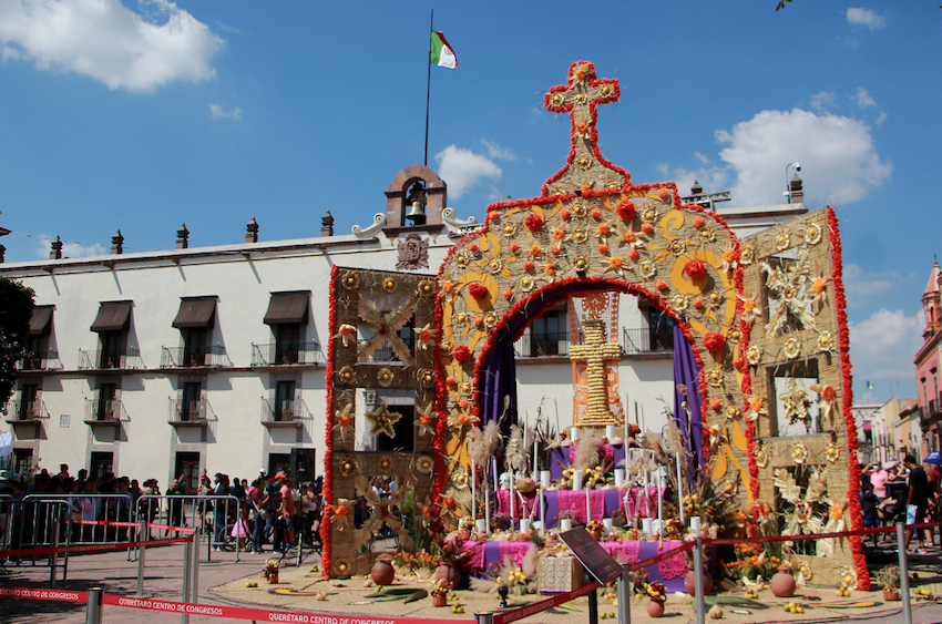 Plaza de Armas se viste de colores y tradición con la ofrenda del Día de Muertos