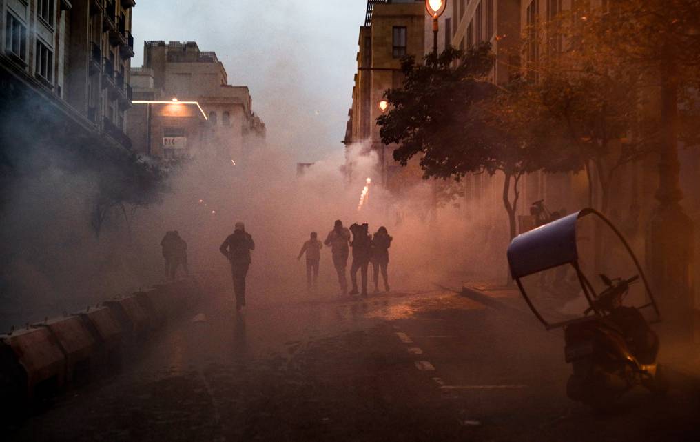 Policía de París desaloja campamento de migrantes con gas