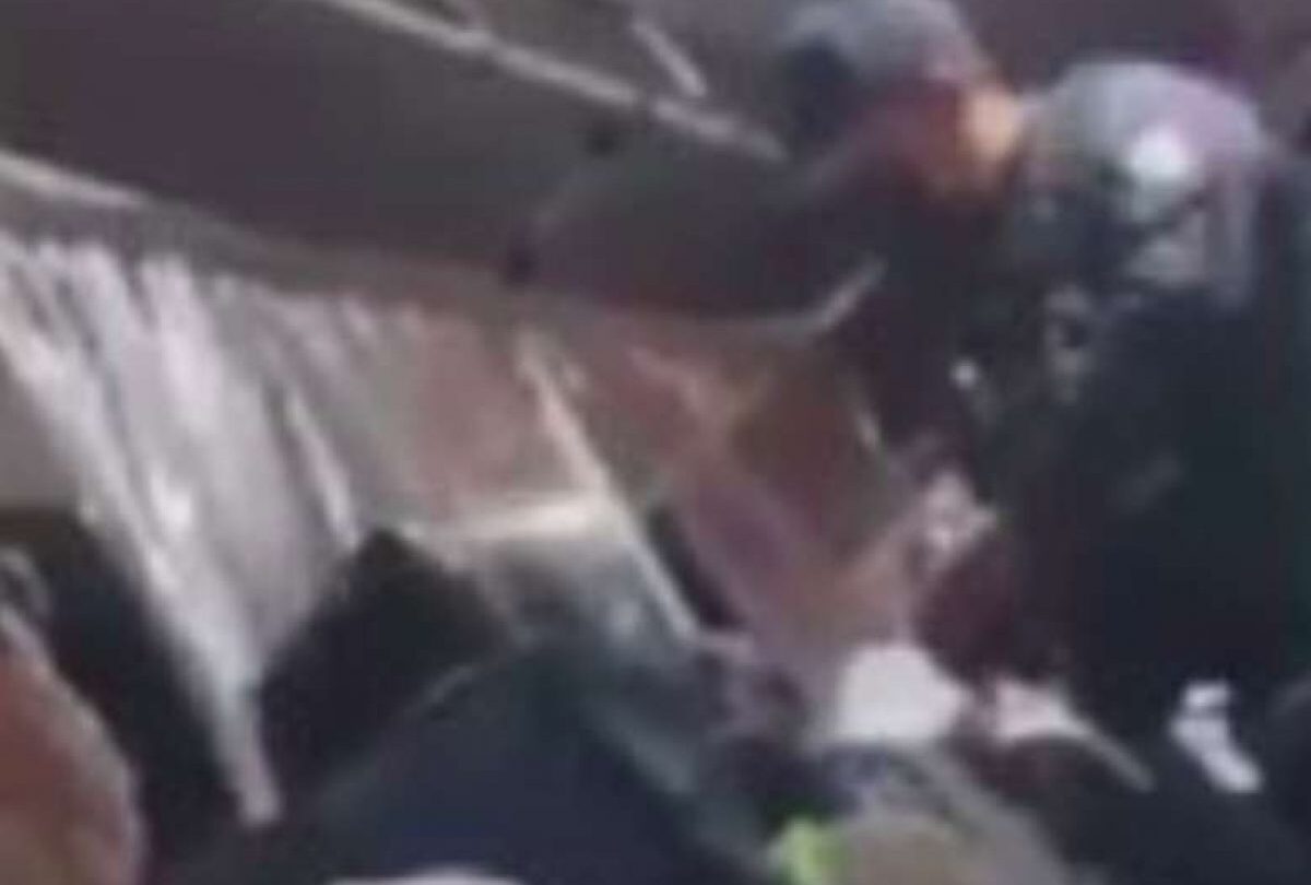 Policías amedrentan a un hombre por vender dulces en un autobús |