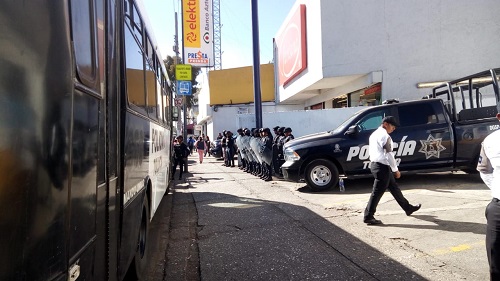 Policías municipales sitian la Terminal de Toluca para impedir comercio informal