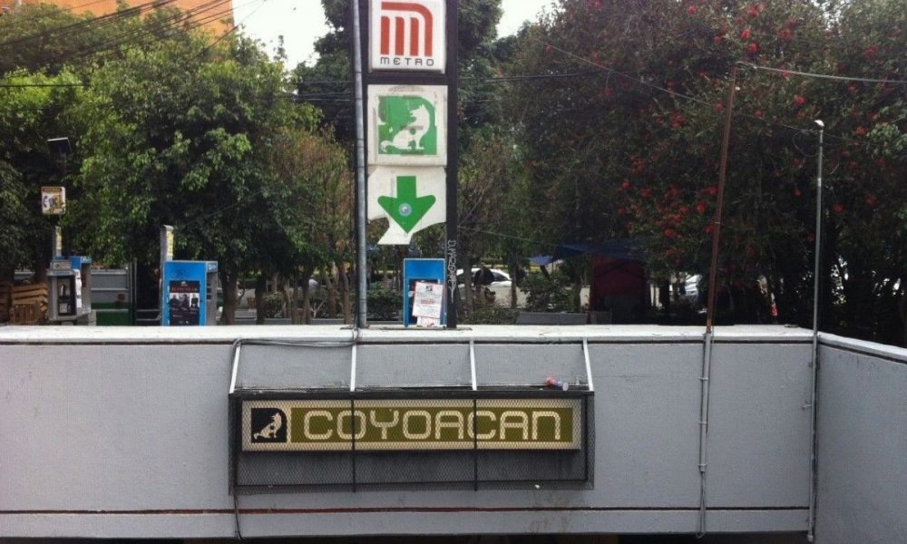 Por incendio, solo sirve un acceso en Metro Coyoacán Línea 3