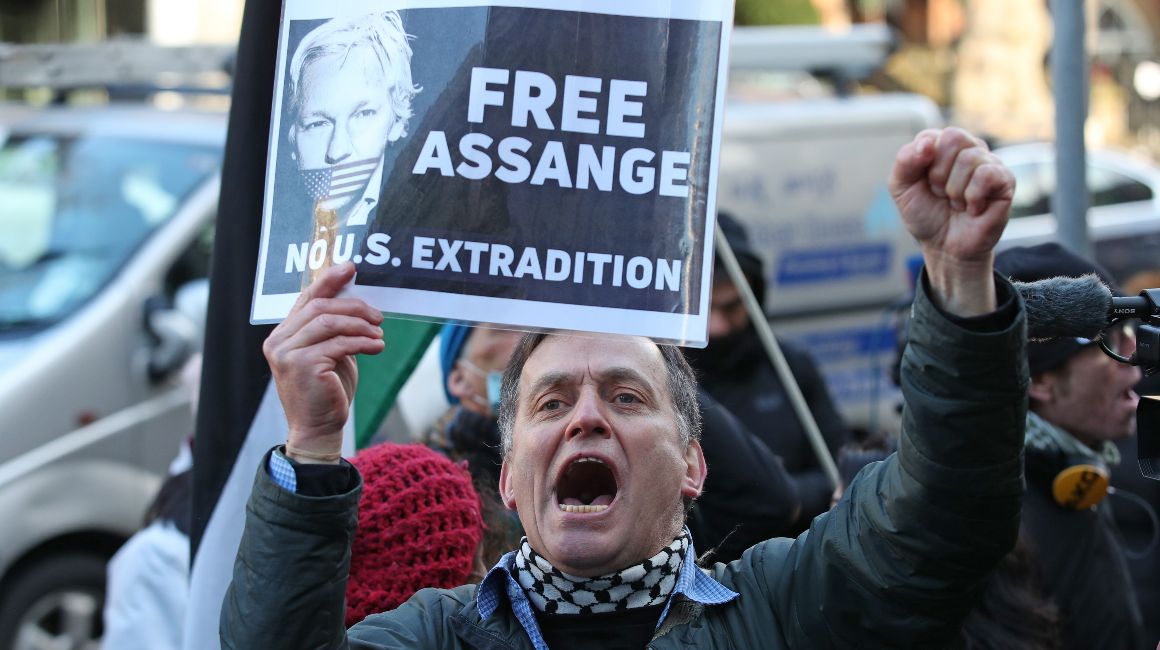 Por riesgo de fuga, niega jueza británica libertad condicional a Assange