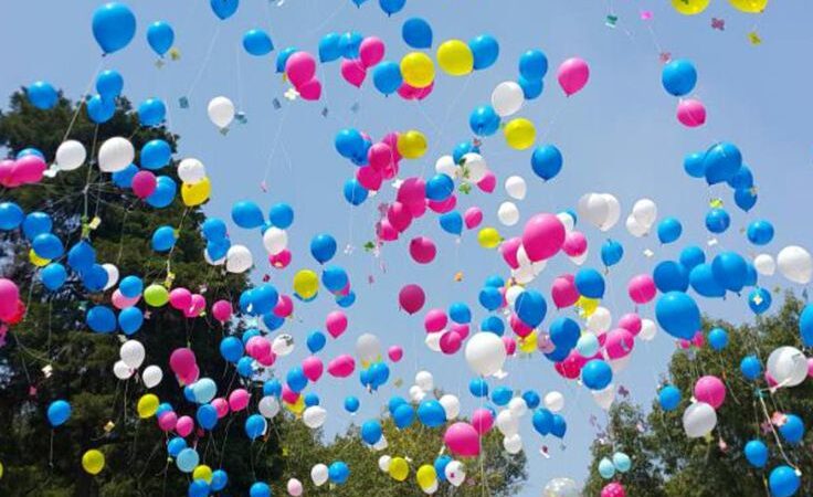 Proponen prohibir lanzar globos con helio al aire libre en Buenos Aires