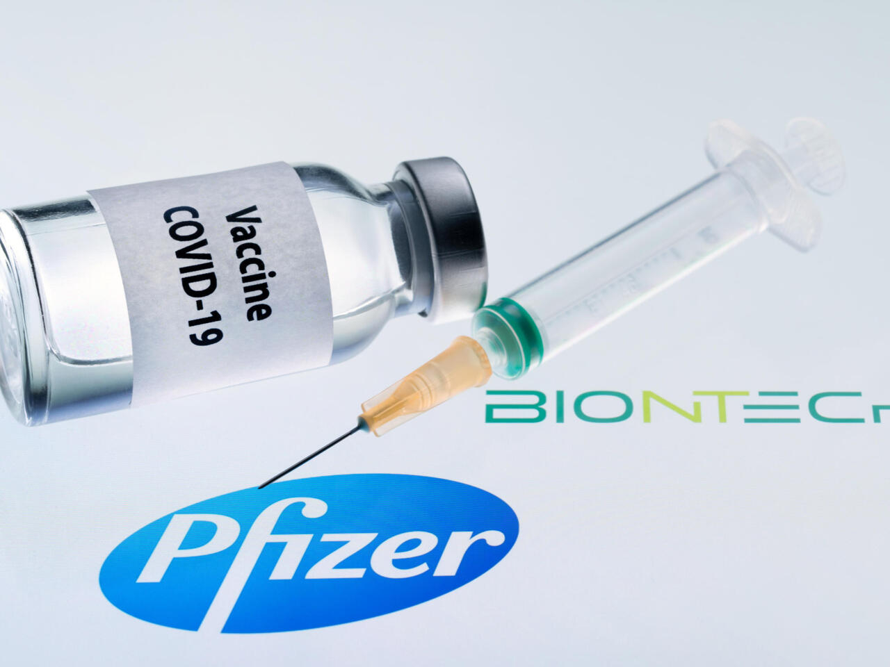 Recomiendan aprobar urgentemente vacuna contra COVID de Pfizer