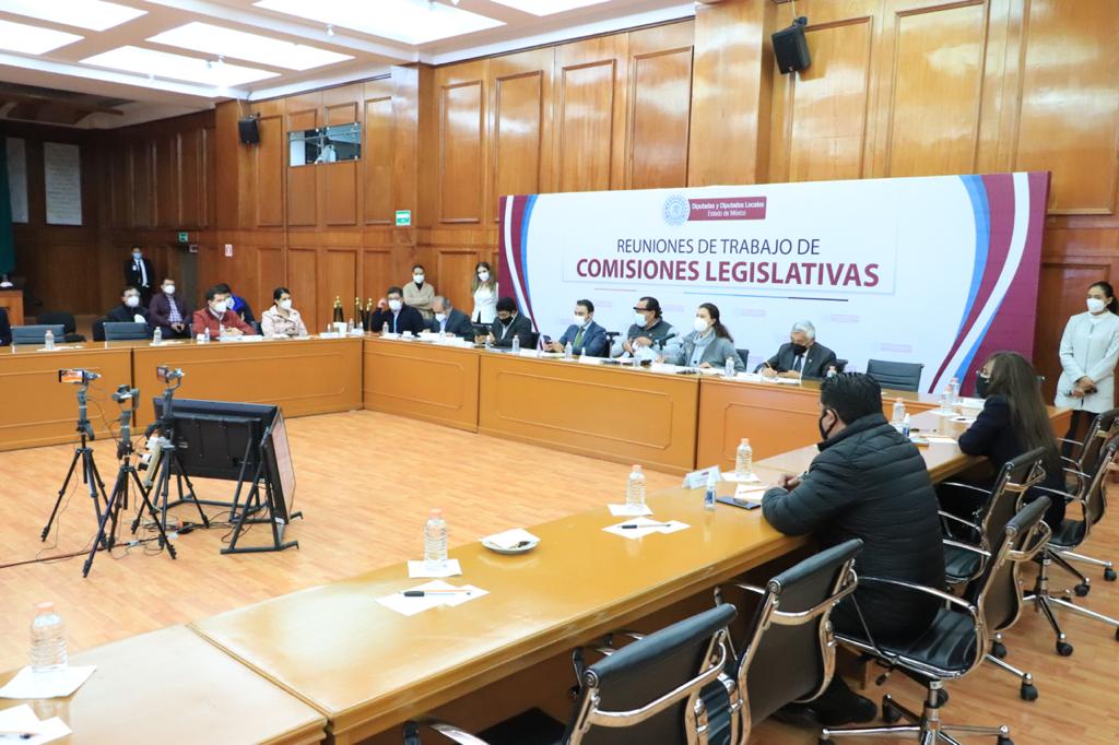 Reducirán pago de derechos a comerciantes: Legisladores