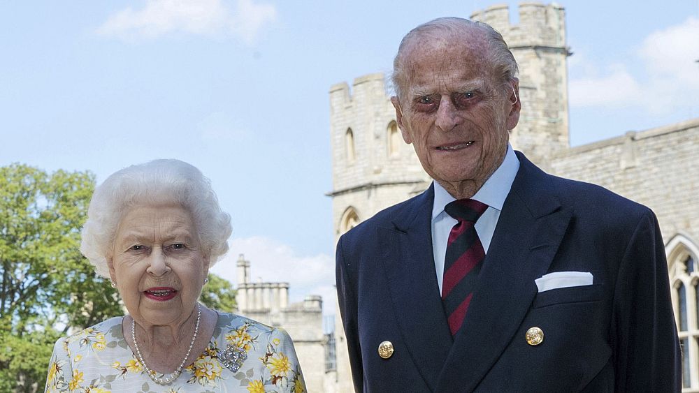 Reina Isabel II y su esposo vacunados contra el covid-19