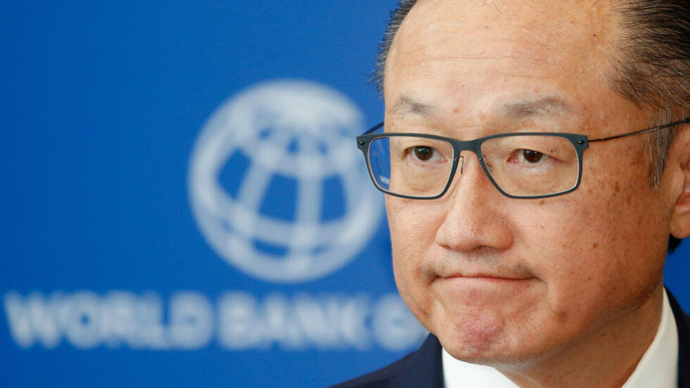 Renuncia el presidente del Banco Mundial, Jim Yong Kim