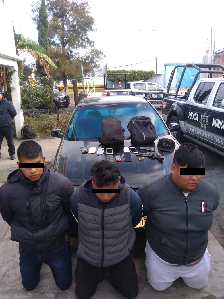 Roban a pasajeros de una combi y balea a policías en Ecatepec