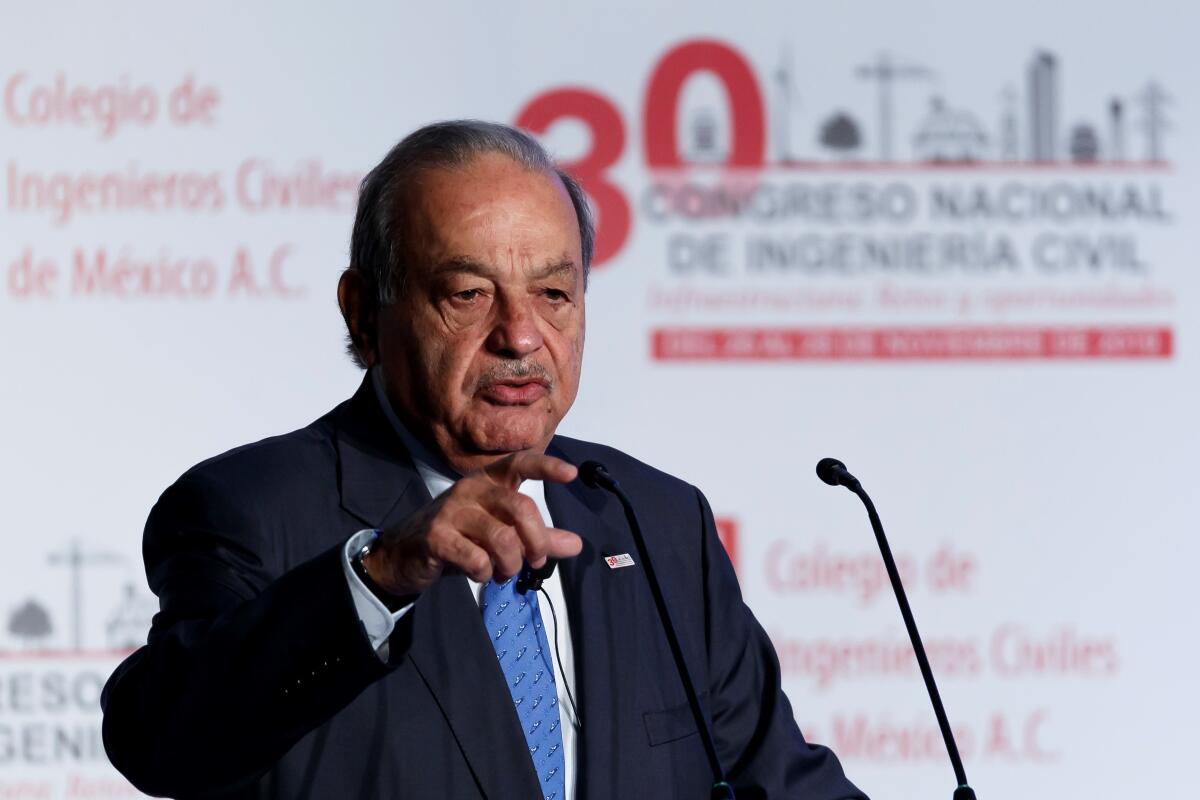 Sale Carlos Slim del hospital tras contagiarse de Covid-19