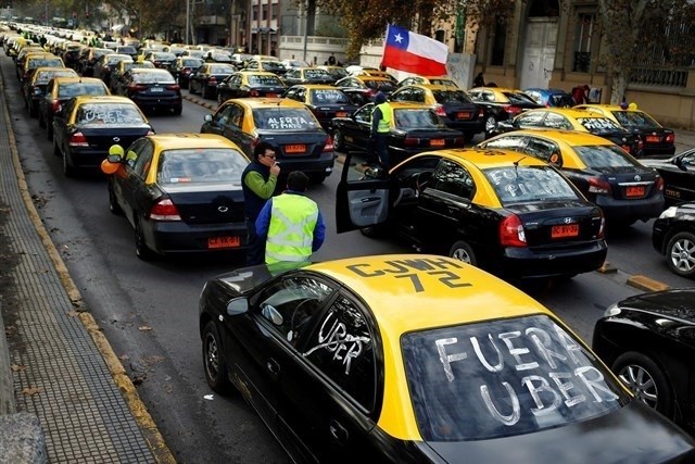 Santiago: Taxistas confirman manifestación en rechazo a proyecto que regula Uber y Cabify