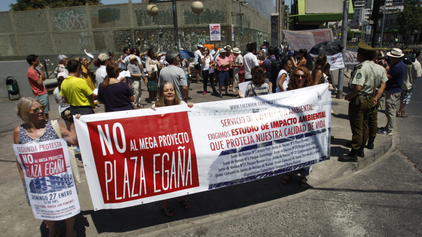 Santiago Vecinos de La Reina y Ñuñoa protestan contra megaproyecto inmobiliario en Plaza Egaña |