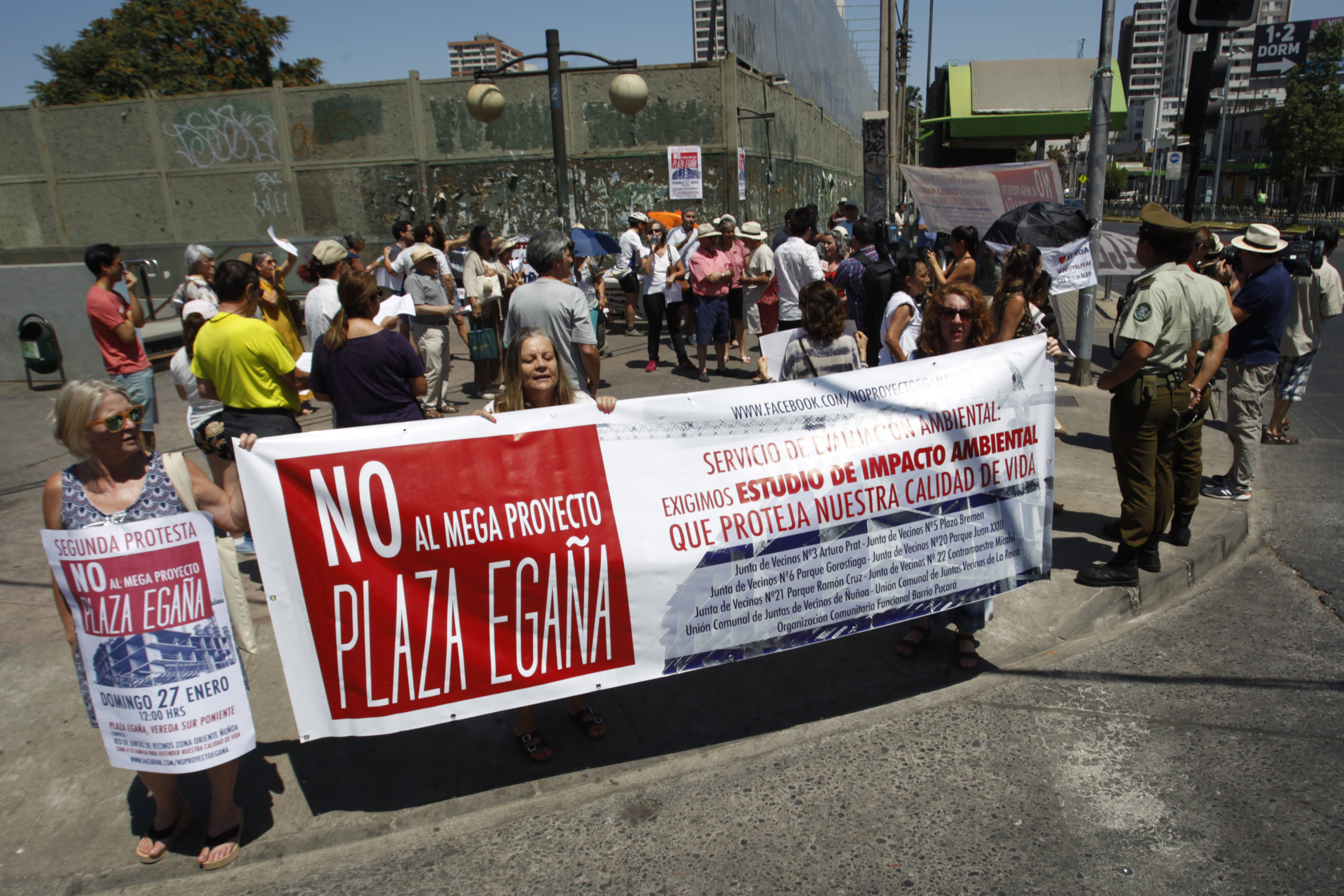 Santiago: Vecinos de La Reina y Ñuñoa protestan contra megaproyecto inmobiliario en Plaza Egaña