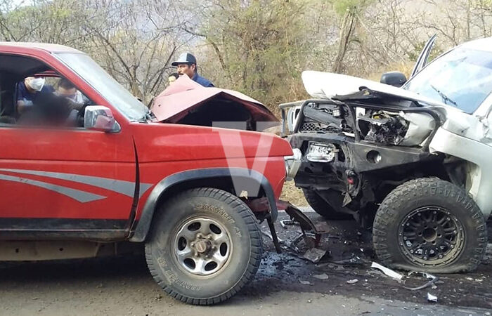 Se impactan de frente dos camionetas en Carácuaro; uno de los conductores está muerto