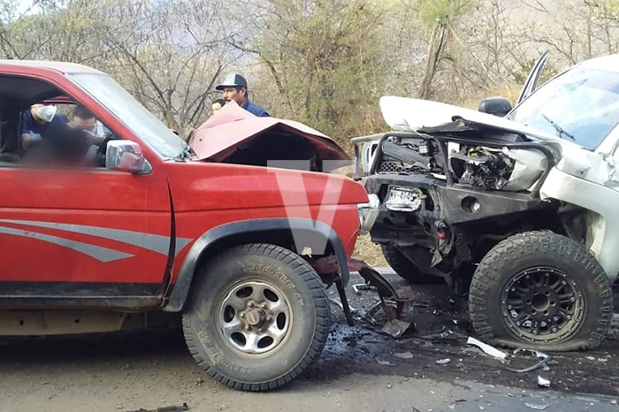 Se impactan de frente dos camionetas en Carácuaro; uno de los conductores está muerto