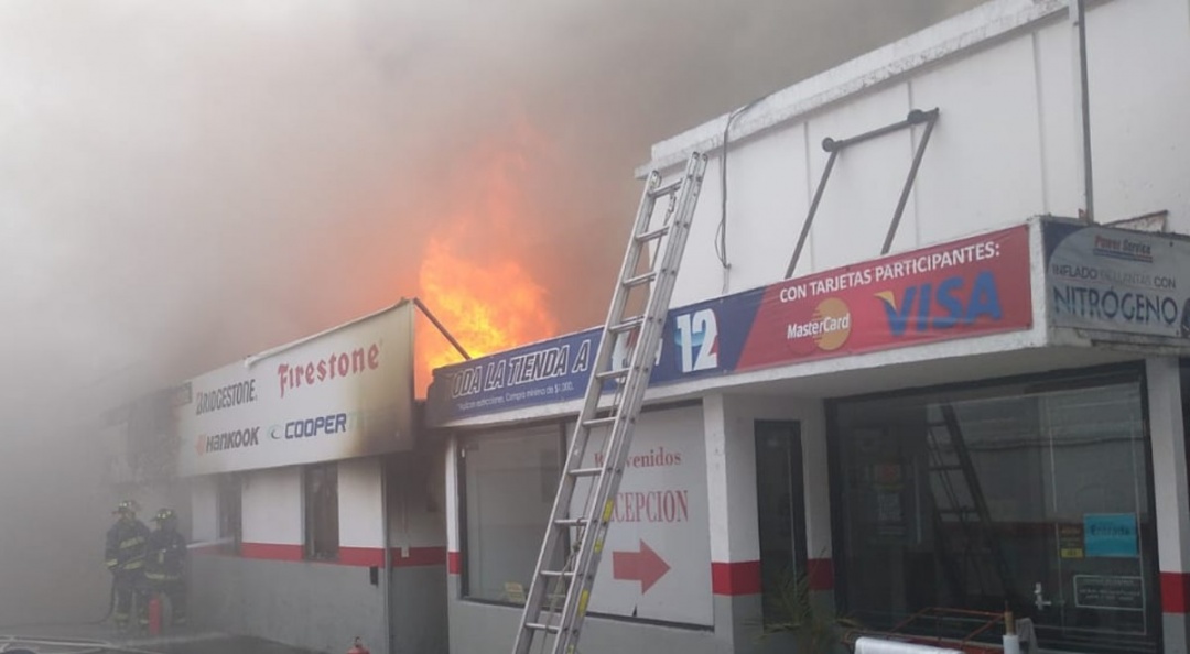 Se incendia negocio de llantas en Mariano Escobedo