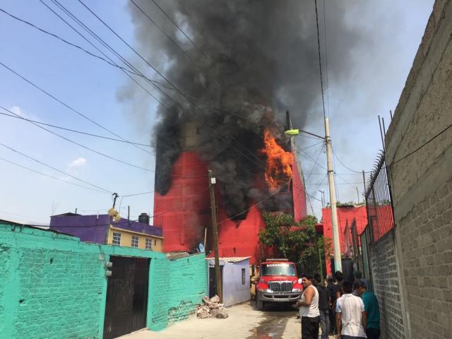 Se incendia taller de artesanías en Ecatepec