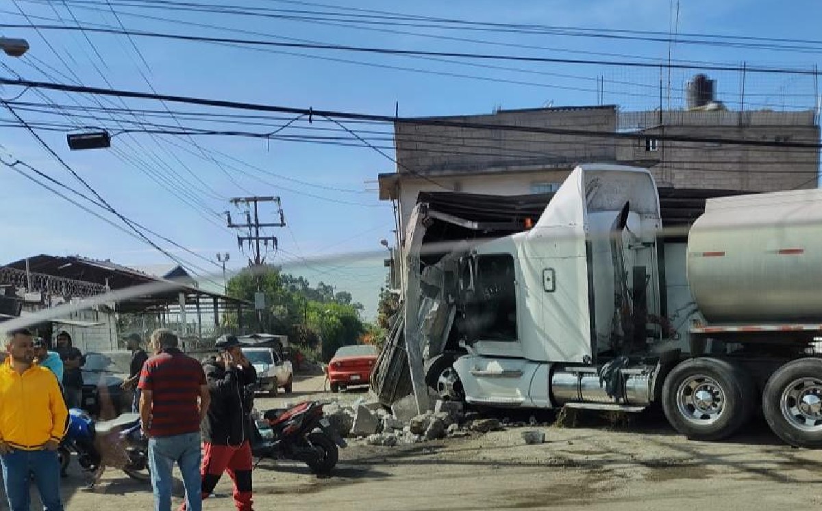 Se mete tráiler hasta el patio de una casa en Ecatepec