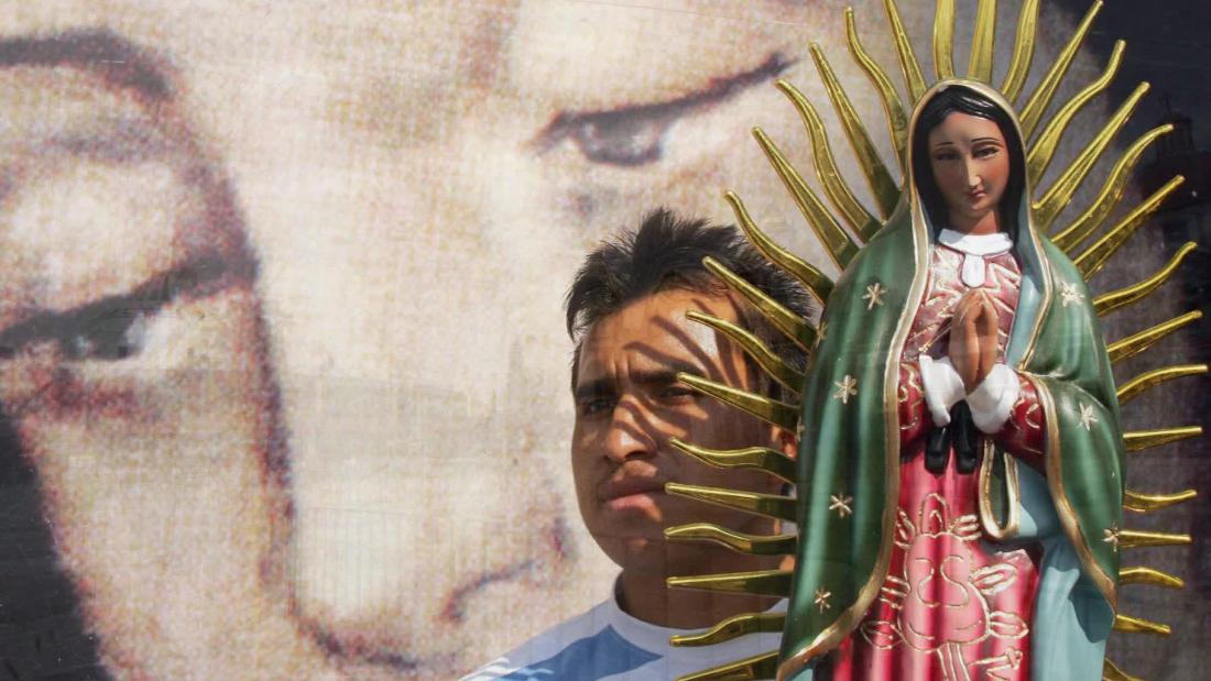 Se olvidan del COVID-19 en Tianguistenco y salen a festejar a la Virgen de Guadalupe con tambora