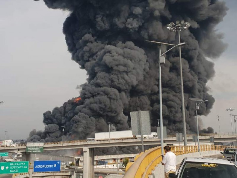 Se registra fuerte incendio en bodega de telas en Toluca