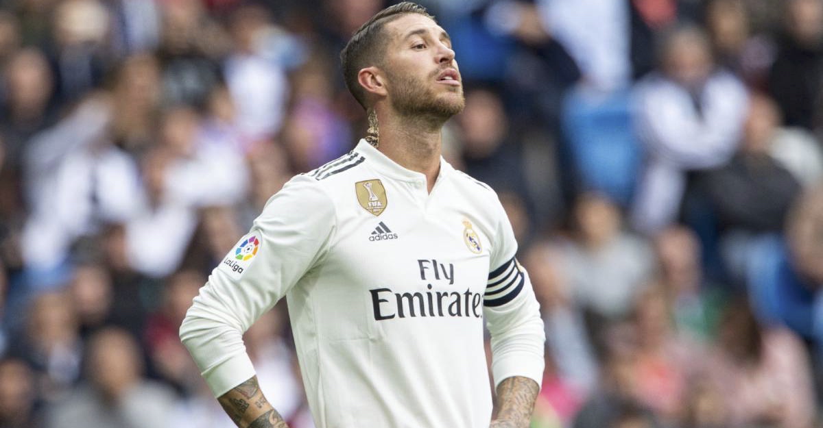 Sergio Ramos no aguantó el golpe accidental de un juvenil, lo increpó y le tiró un pelotazo