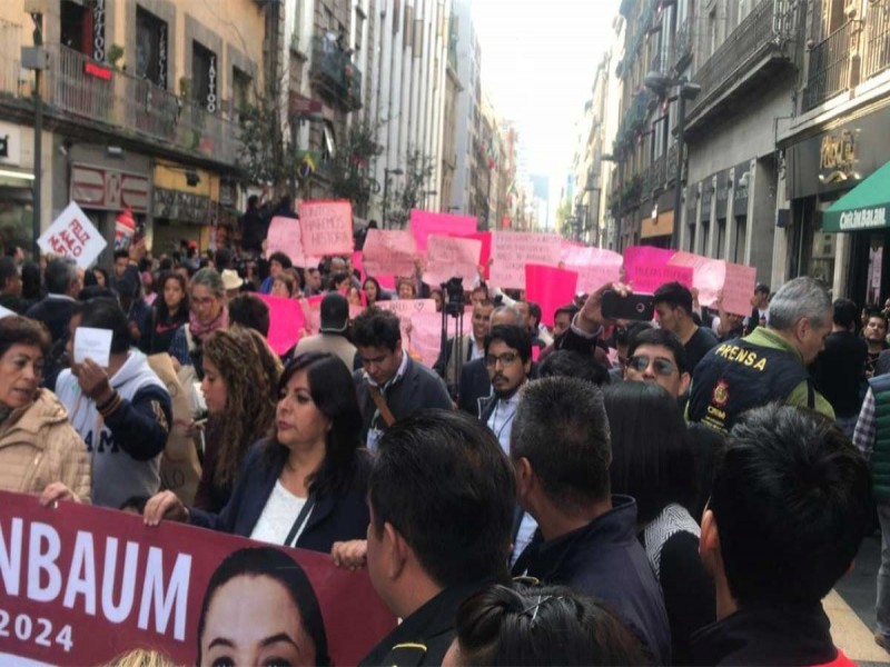 Sheinbaum camina 'entre un mar de gente' en el Centro Histórico