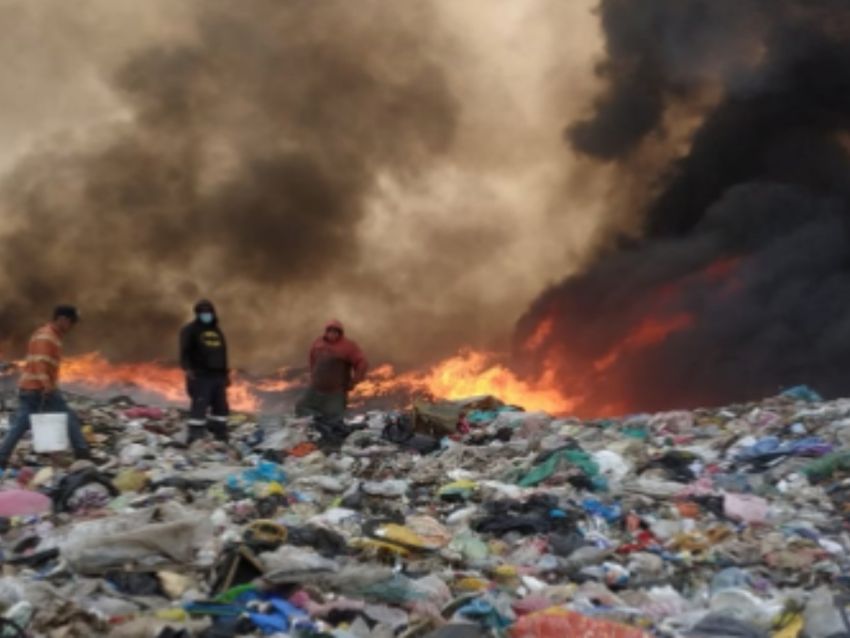 Sofocan incendio en baldío donde almacenan basura en Nezahualcóyotl