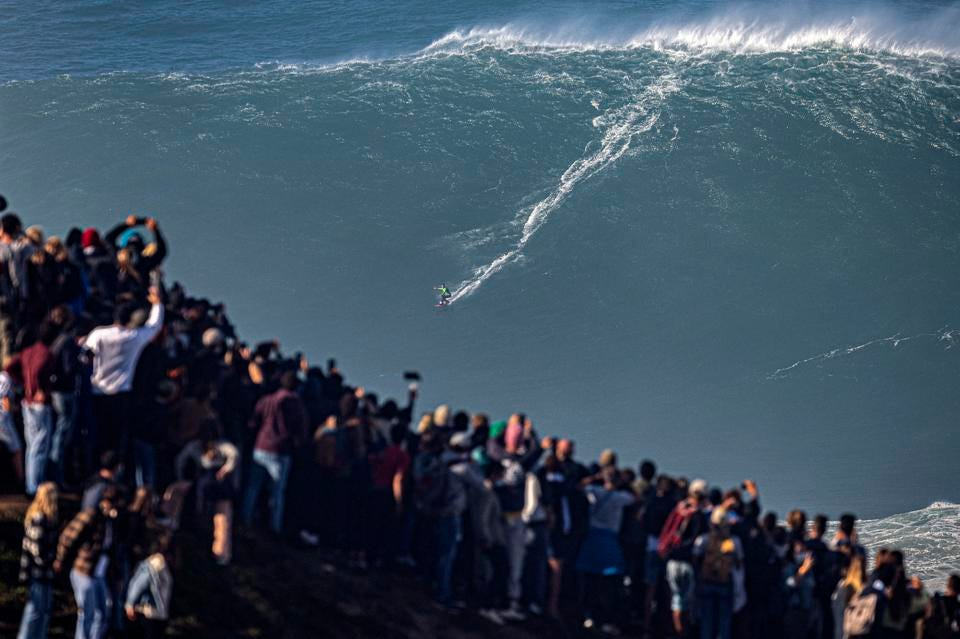 Surfista brasileña rompe récord Guinness al surfear la ola más grande, en Portugal