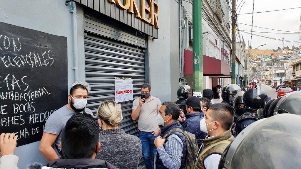 Suspenden tienda de ropa en Toluca por operar durante semáforo rojo