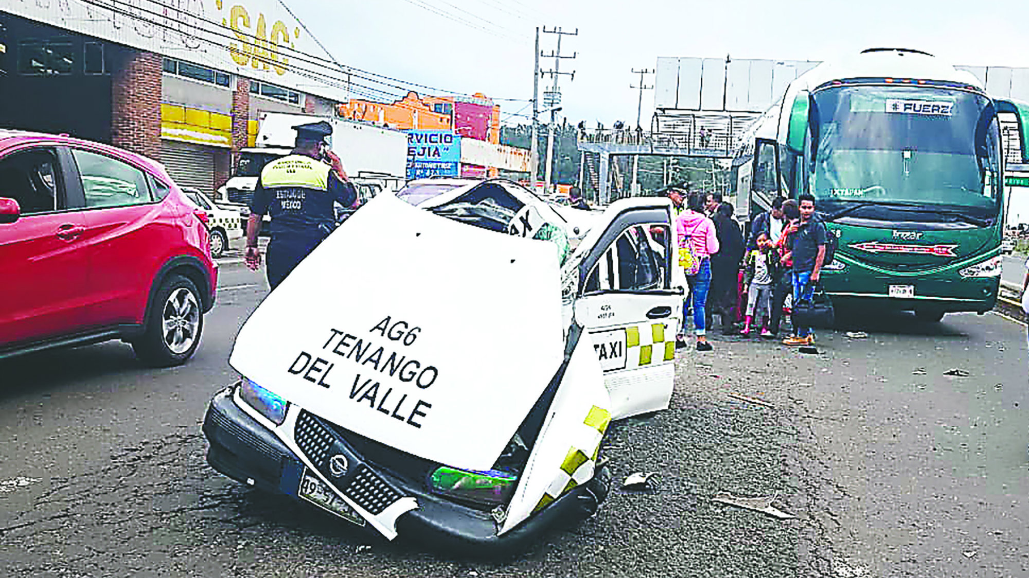 Taxi conducido a exceso de velocidad se impacta con autobús, en Toluca