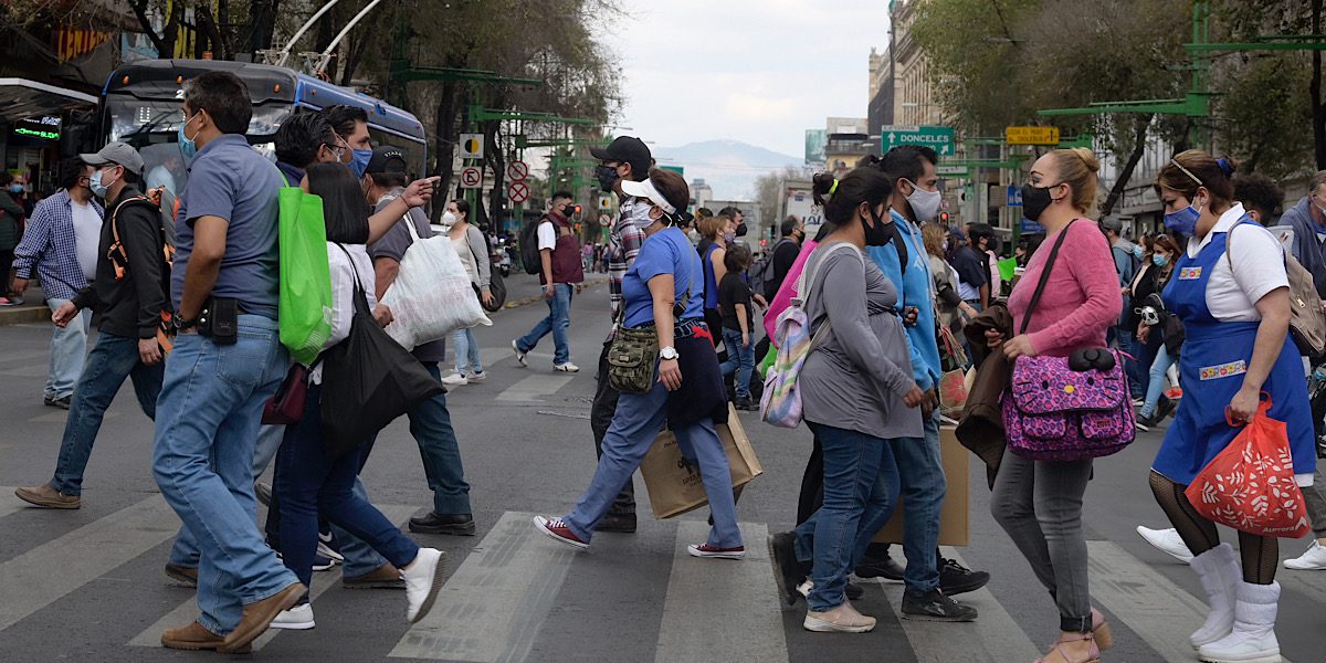 Taxista de la CDMX: “Ni cubrebocas llevaba, me dijo que él se toma un té para combatir el virus y listo”