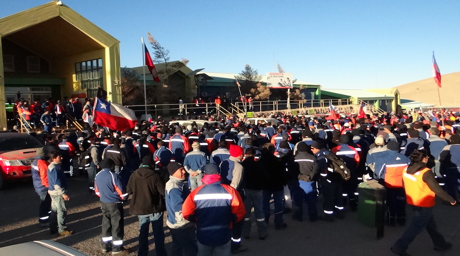 Trabajadores de Minera Escondida rechazan última oferta de la empresa y optan por la huelga