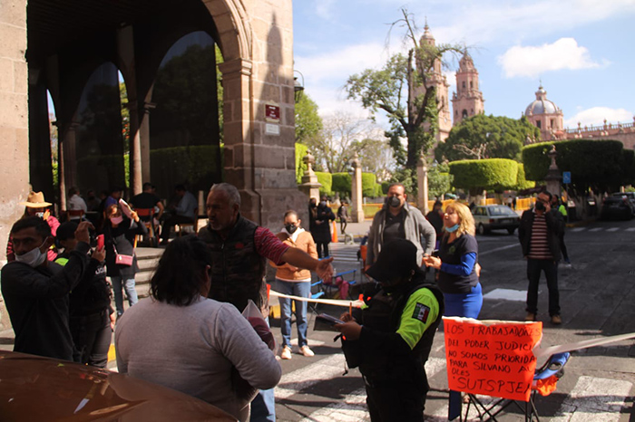 Trabajadores del Poder Judicial marchan por falta de pago; ya casi, promete Silvano