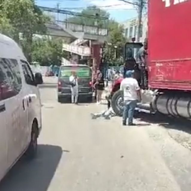 Traíler choca y derriba poste en Tultitlán