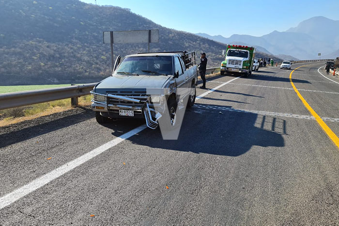 Tráiler golpea a una camioneta en la Siglo XXI y una señora sale disparada hacia un desnivel