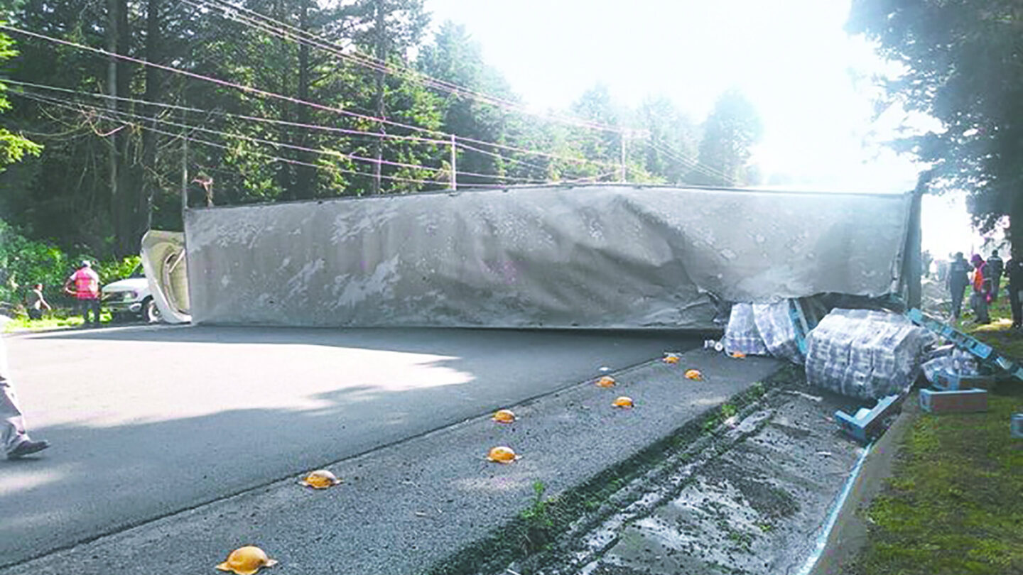 Tráiler que transportaba papel higiénico volcó en la México Toluca |
