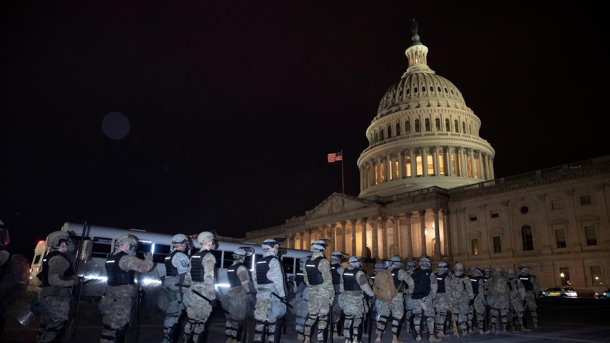 Tras asalto al Capitolio, crece llamado a la destitución de Trump