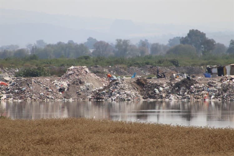 Tras denuncia, clausuran tiradero clandestino en la Laguna de Xico