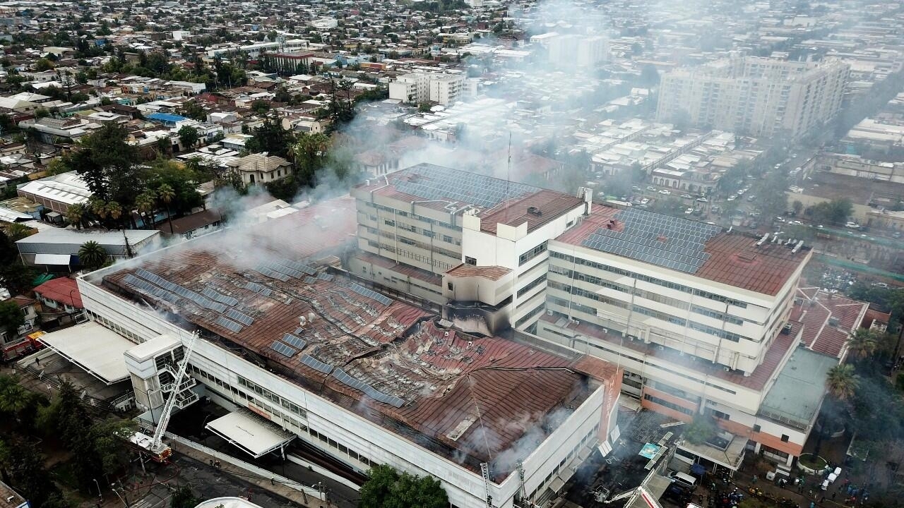 Tras incendio en hospital de Chile, desalojan a pacientes en estado crítico por Covid-19