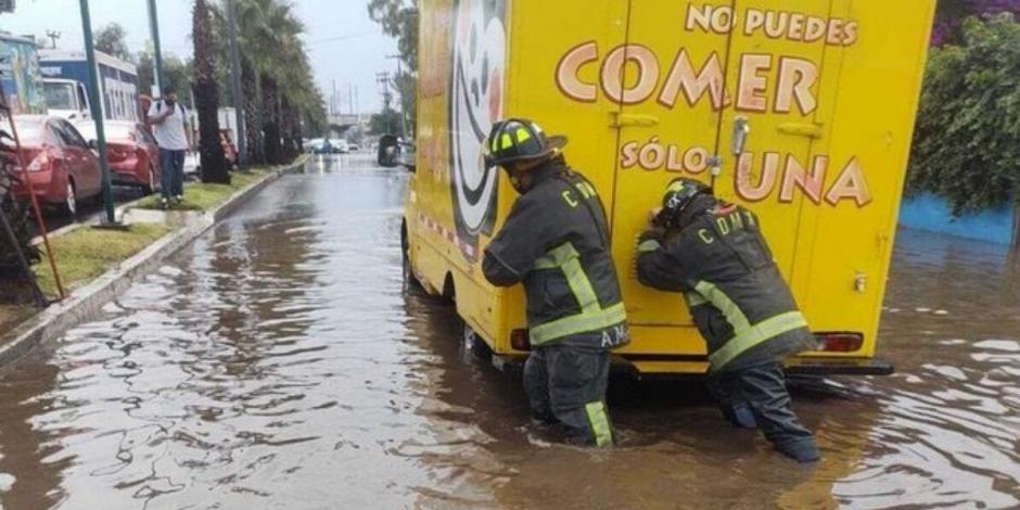 Tras lluvia en la CDMX se registran encharcamientos y vehículos atrapados