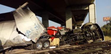 Tren embiste a policía que intentó ganarle el paso en Ecatepec