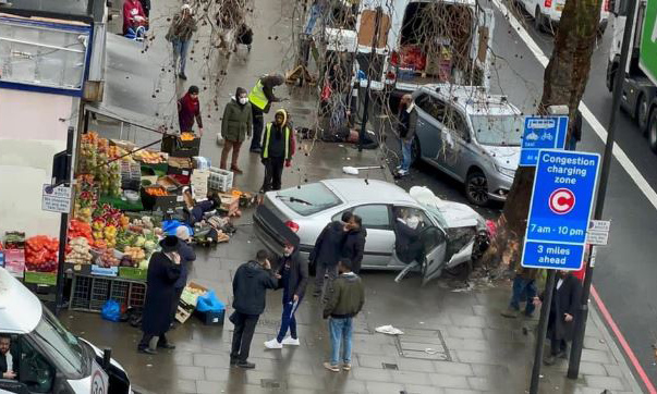 Un coche arrolla a una multitud en Londres, hiriendo gravemente a varias personas