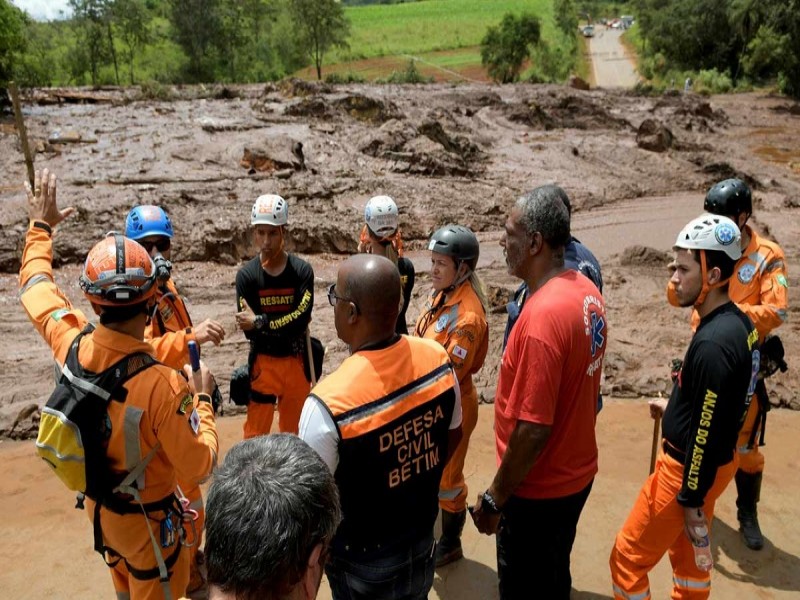 Van 11 muertos tras desastre en Brasil ; sancionan a empresa