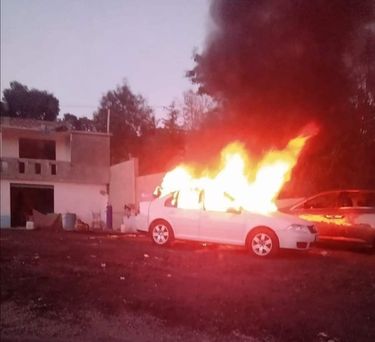 Vecinos incendian tres autos, tras rescate de dos homicidas en Naucalpan