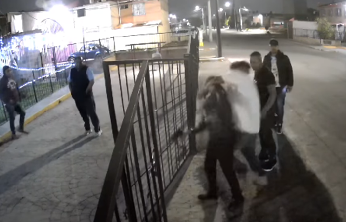 VIDEO | “Ahora sí, perros”, amenazan con ametralladora a una familia; les sale el tiro por la culata