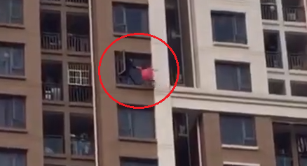 VIDEO | Anciana de 90 años cae de un piso 16 intentando escapar por la ventana