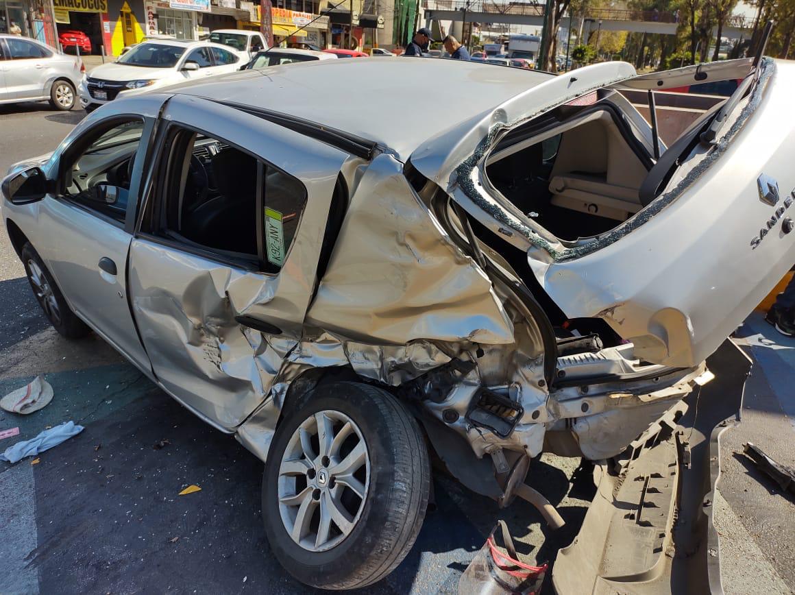 Video: Camión impacta a automóvil y se da a la fuga en Atizapán